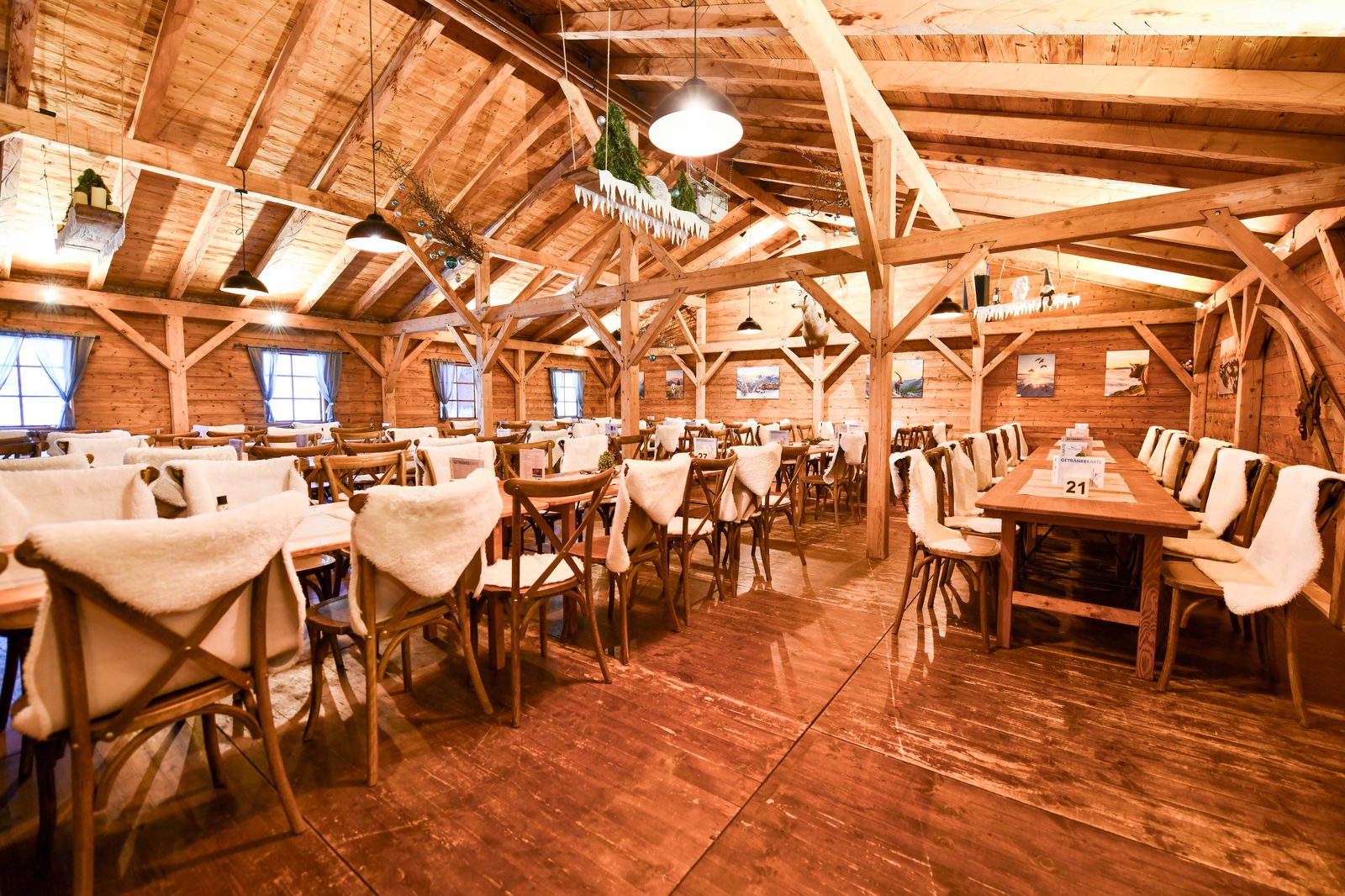 Tisch mit Fondue und Beilagen im Chalet