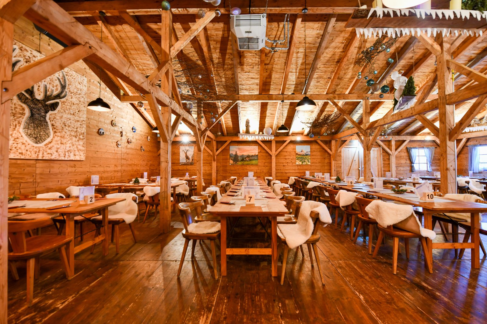 Holzwände und Kerzenschein im Chalet