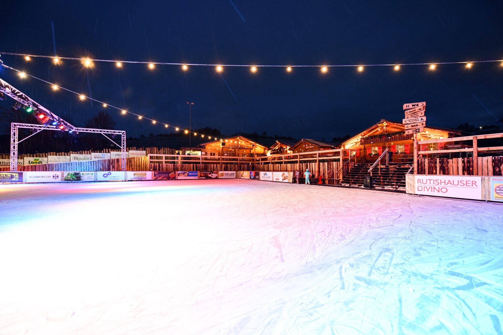 Eisläufer auf dem Winterzauber-Eisfeld